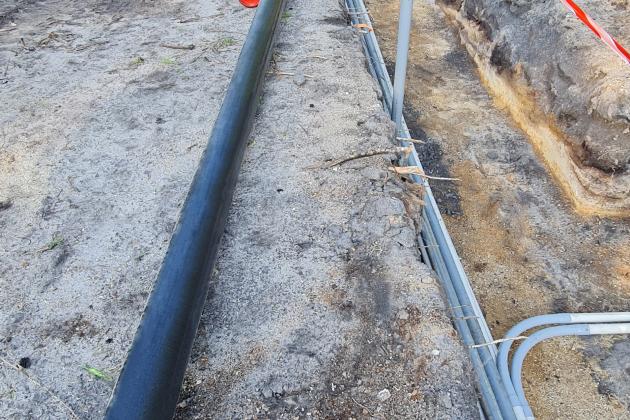 chantier avec tube en pvc noir pour l'adduction d'eau potable