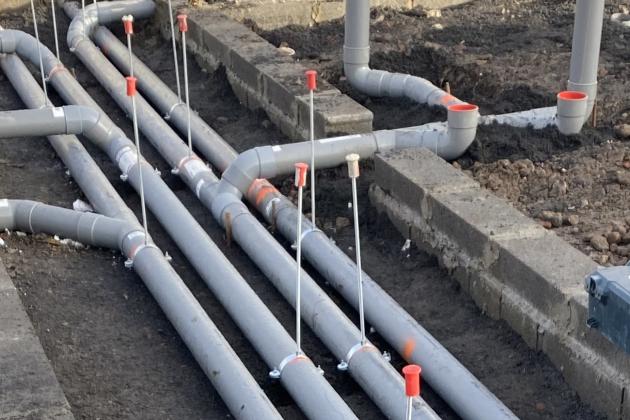 installation de tubes assainissement avant la dalle béton-