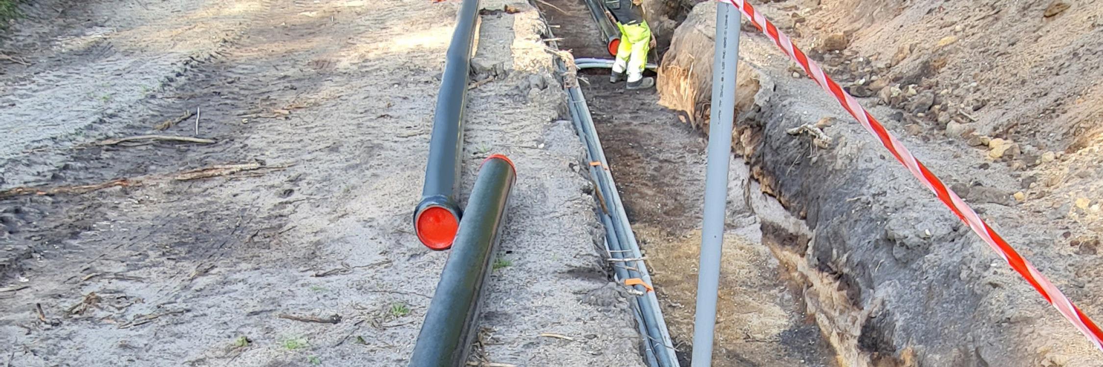 tubes pvc noir sur chantier d'adduction d'eau potable