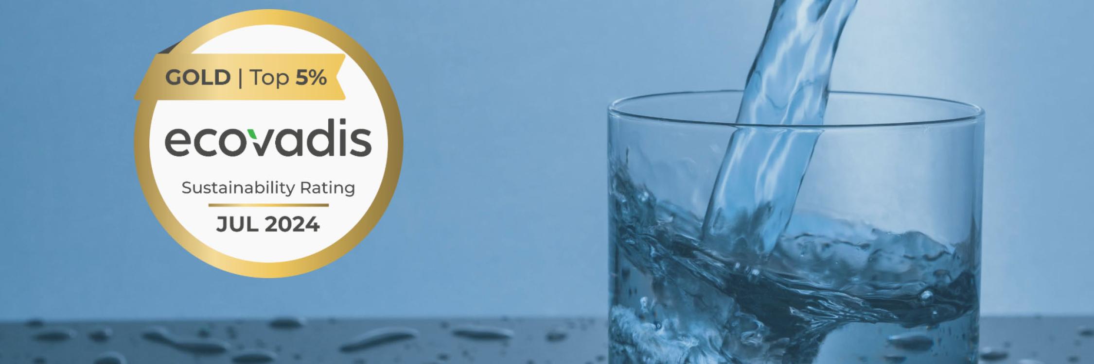 Verre d'eau potable sur fond bleu avec logo ecovadis gold de DYKA SAS