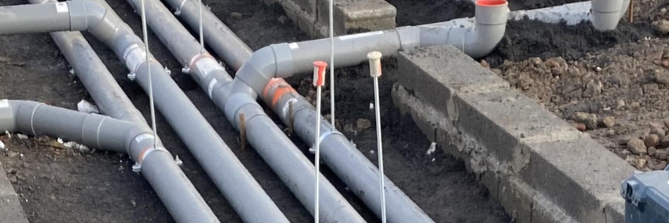 installation de tubes assainissement avant la dalle béton-