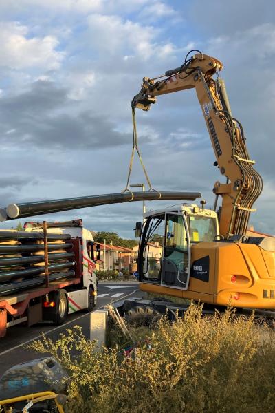 grue soulevant une barre en PE