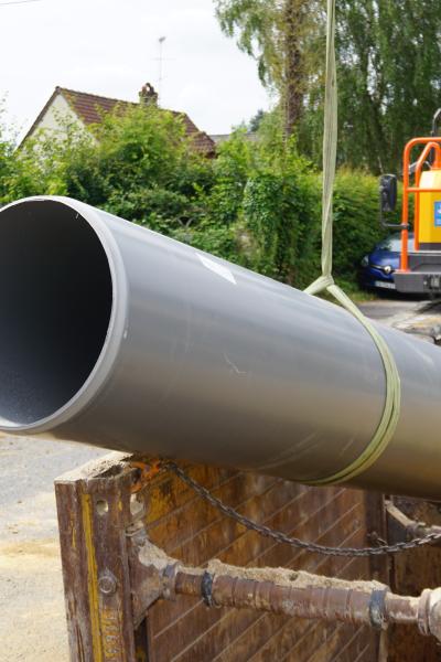 tube pvc gris sur chantier