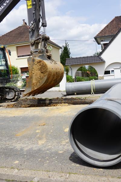 tubes assainissement avec pelleteuse