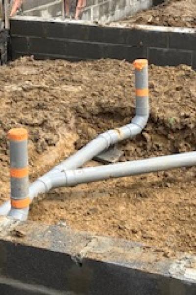 chantier de tubes évacuation pvc sous dalle