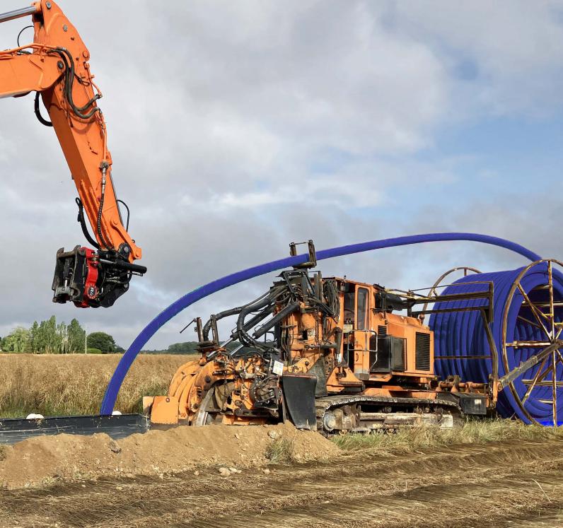 Tube de PE Bande Bleu enrubanné Geoguard sur trancheuse