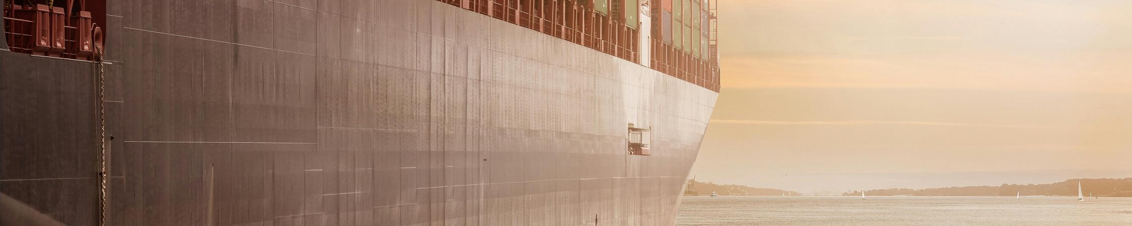 Bateau porte container sur l'eau